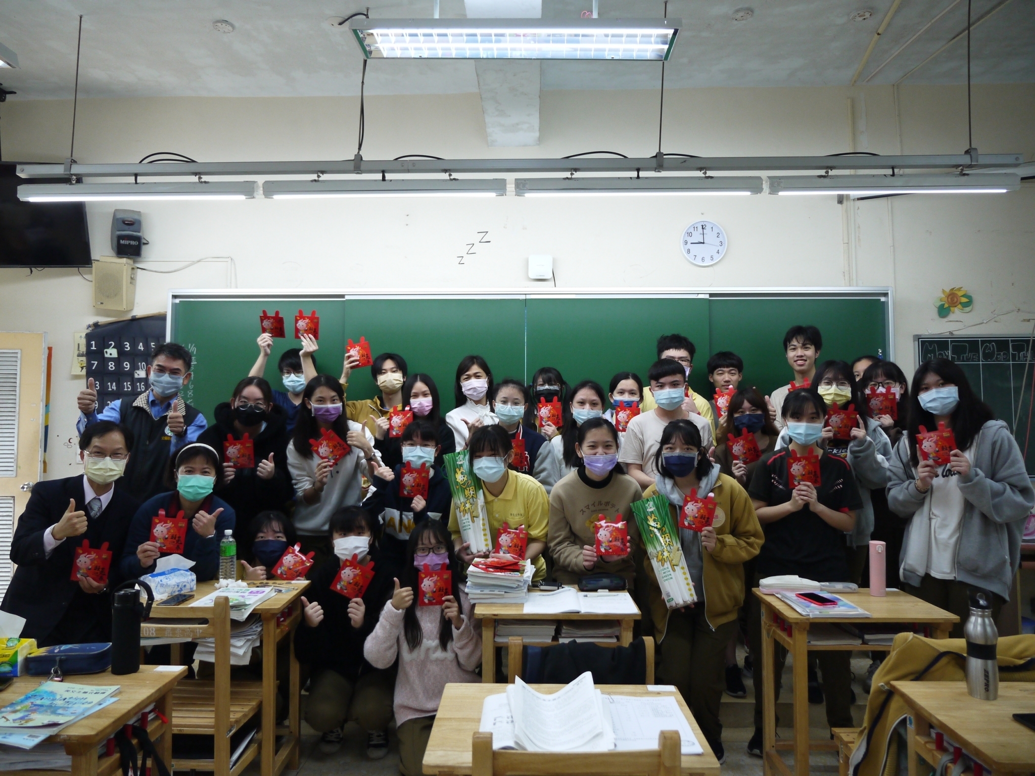 1120106會長發放高三祈福紅包1