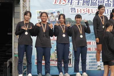 高女四人單槳銀牌 214游語晨 114林可茹、林芮岑 、潘以璇